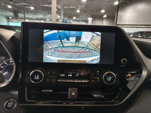 Used 2023 Toyota Highlander XLE image 34