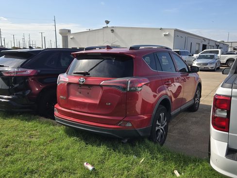 Used 2017 Toyota RAV4 LE FWD image 4