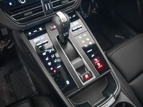 Used 2024 Porsche Macan image 21