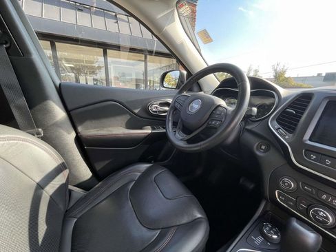 Used 2019 Jeep Cherokee Trailhawk image 17