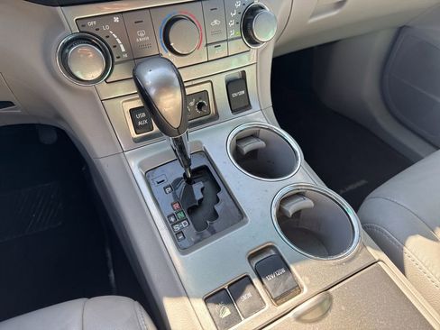 Used 2012 Toyota Highlander SE w/ Tow Pkg image 7