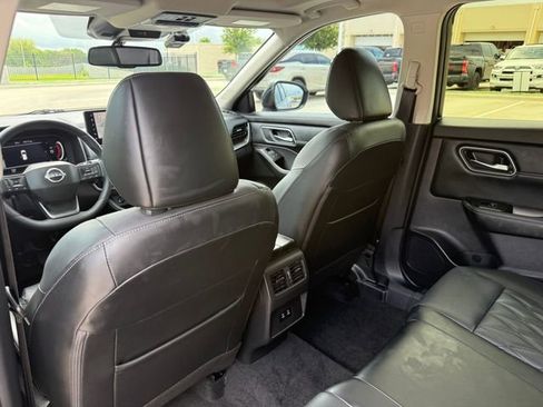 Used 2025 Nissan Rogue Platinum FWD image 25
