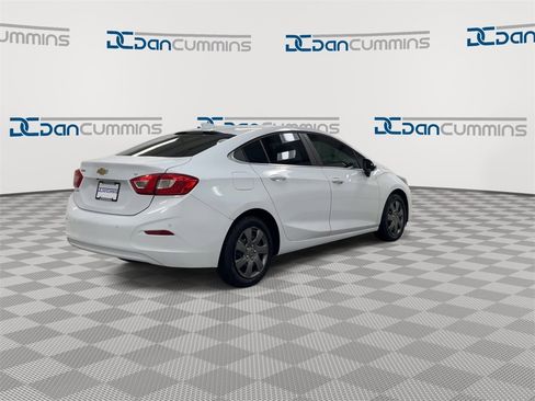 Used 2019 Chevrolet Cruze LT image 8