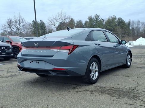 Used 2021 Hyundai Elantra SE image 3