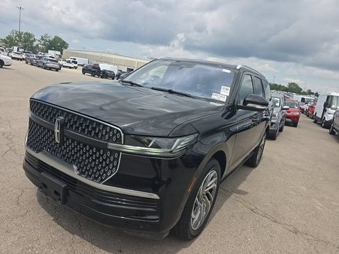 Used 2025 Lincoln Navigator Reserve AWD/4WD image 3