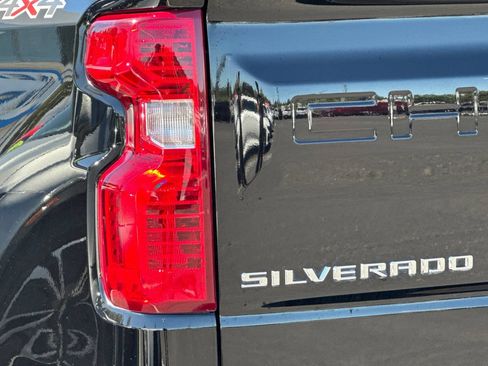 Used 2022 Chevrolet Silverado 1500 LT AWD/4WD image 44