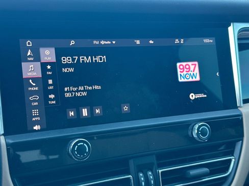 Certified 2023 Porsche Macan image 18