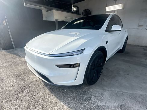 Used 2026 Tesla Model Y AWD image 4