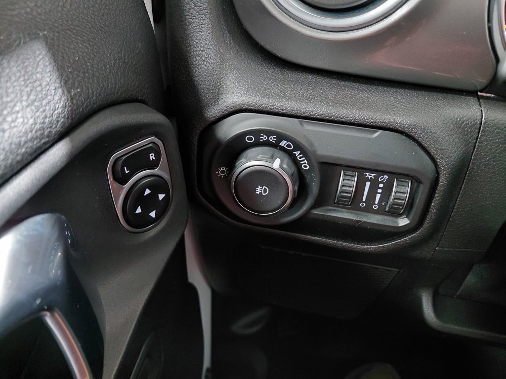 Used 2019 Jeep Wrangler Unlimited Sahara AWD/4WD image 36