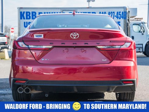 Used 2025 Toyota Camry SE image 5