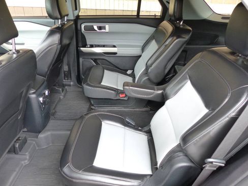 Used 2022 Ford Explorer XLT w/ Equipment Group 202A AWD/4WD image 43