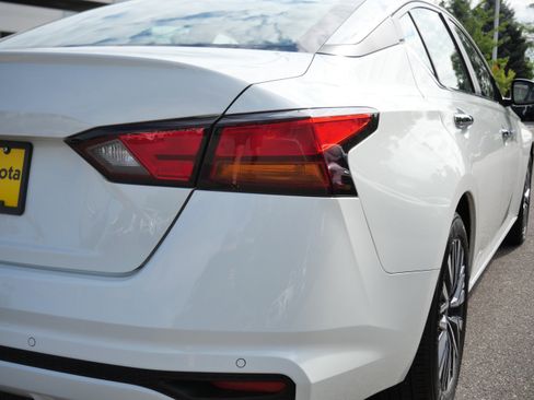 Used 2025 Nissan Altima 2.5 SV FWD image 17