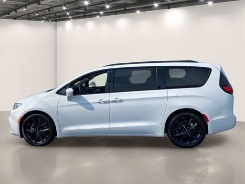 Used 2022 Chrysler Pacifica Limited w/ S Appearance Package FWD image 4