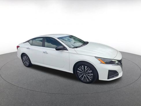 Used 2025 Nissan Altima 2.5 SV FWD image 2