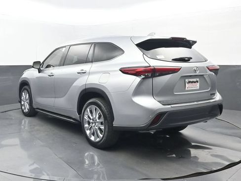Used 2021 Toyota Highlander Limited FWD image 3