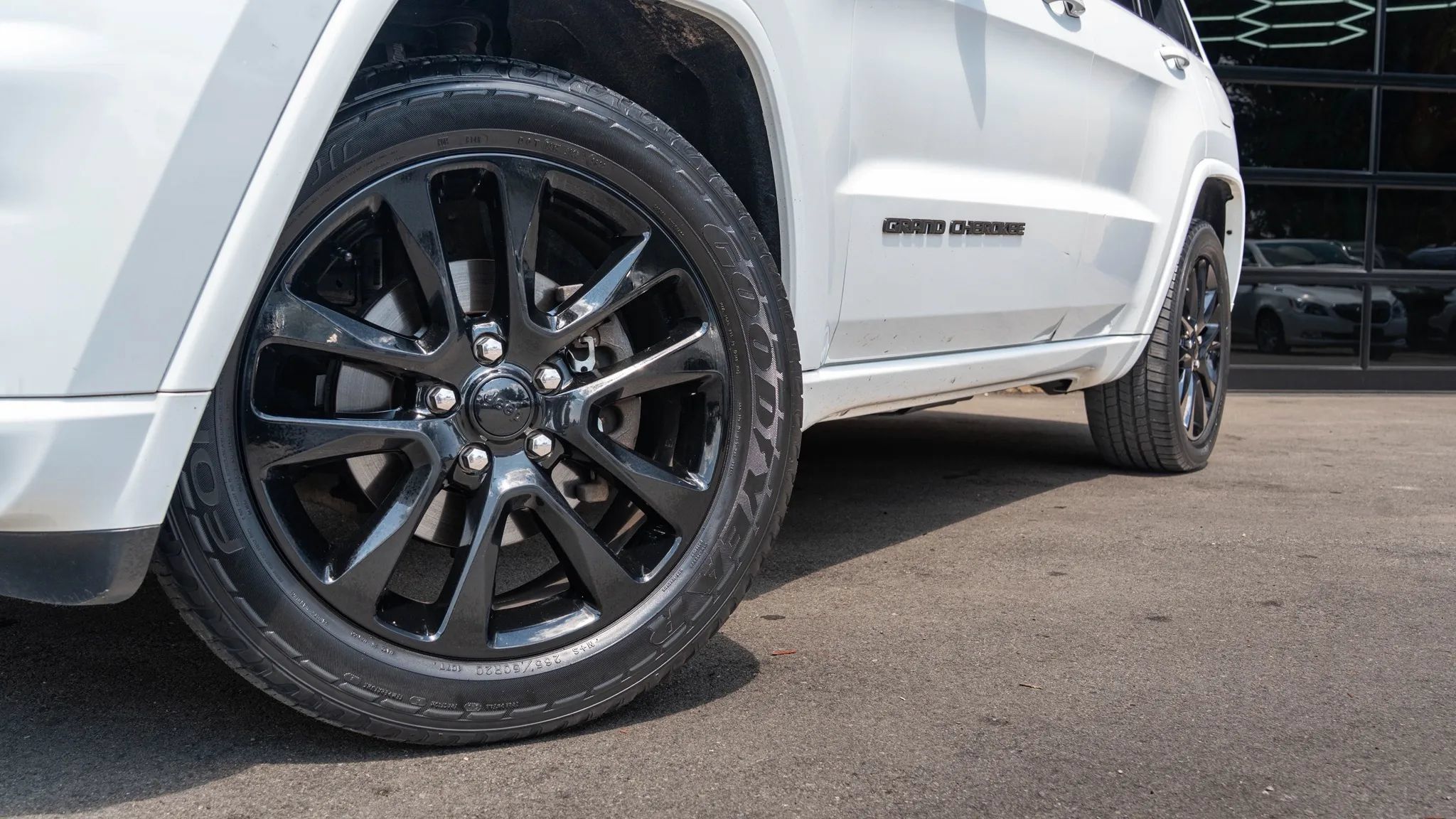 Used 2018 Jeep Grand Cherokee Altitude AWD/4WD image 10