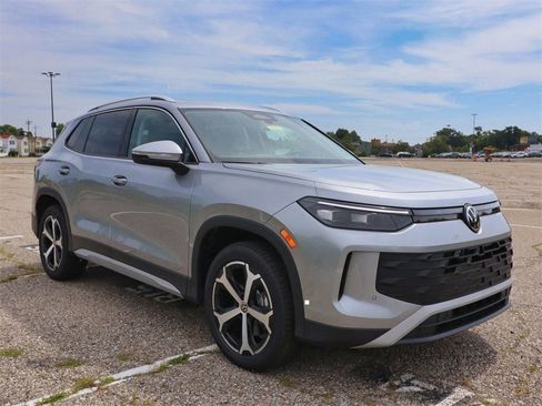 New 2025 Volkswagen Tiguan SE image 7