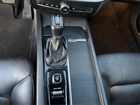 Used 2019 Volvo S60 T6 Momentum w/ Premium Package image 18