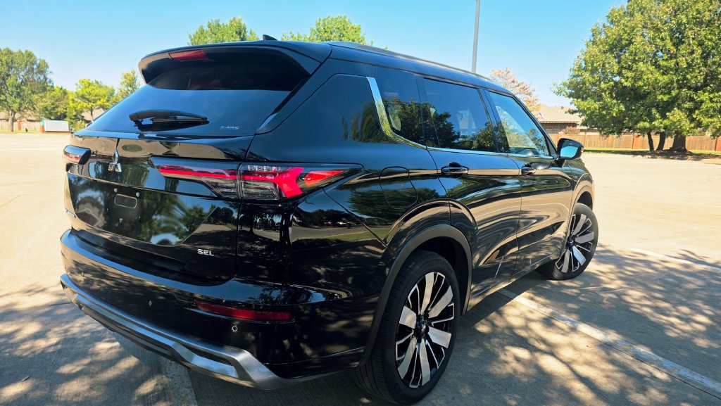Used 2025 Mitsubishi Outlander AWD image 16
