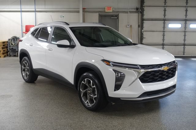 Used 2025 Chevrolet Trax LT FWD image 1