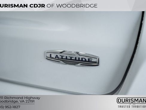 Used 2025 Jeep Compass Latitude w/ Sun & Sound Group image 9