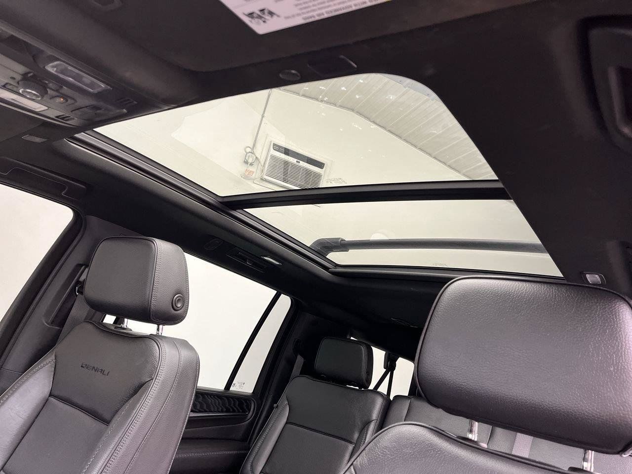 Used 2023 GMC Yukon XL Denali AWD/4WD image 7