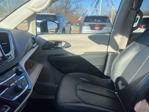 Used 2024 Chrysler Pacifica Touring-L image 21