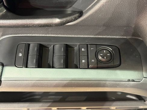 Certified 2025 Toyota Tacoma SR5 AWD/4WD image 12