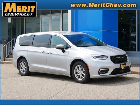 Used 2023 Chrysler Pacifica Touring-L FWD image 1