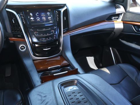 Used 2017 Cadillac Escalade Luxury image 16