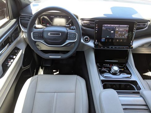 Used 2025 Jeep Wagoneer L 4WD image 15