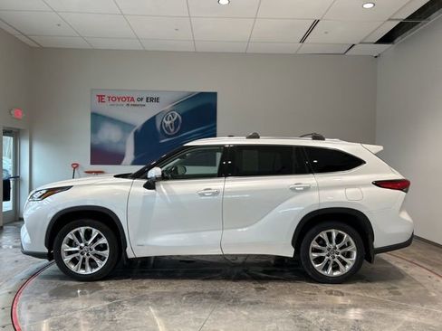 Used 2023 Toyota Highlander Limited image 3