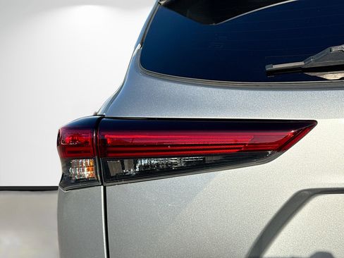 Used 2020 Toyota Highlander XLE image 10