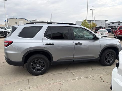 Used 2025 Honda Pilot TrailSport image 14