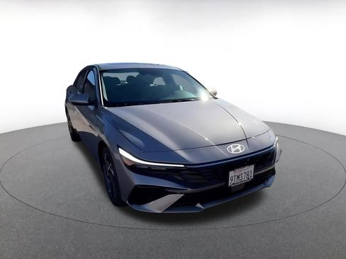 Used 2025 Hyundai Elantra Limited image 3