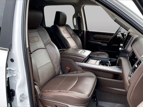 Used 2025 RAM 2500 Limited AWD/4WD image 9