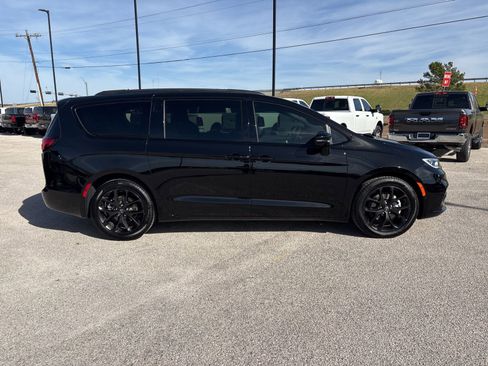 New 2026 Chrysler Pacifica Select w/ S Appearance Package image 6