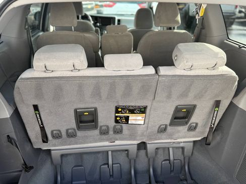 Used 2020 Toyota Sienna LE w/ LE Preferred Package FWD image 19
