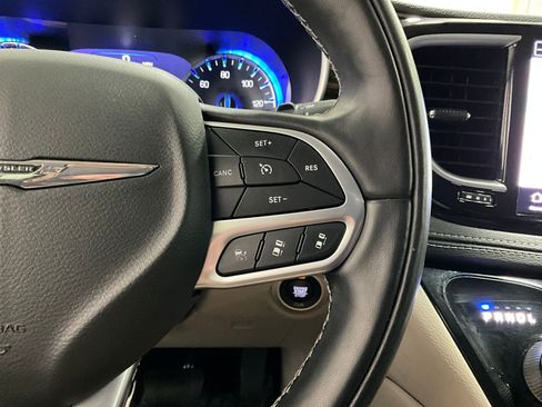 Used 2022 Chrysler Pacifica Limited image 18