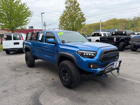 Used 2017 Toyota Tacoma TRD Off-Road w/ Tow Package AWD/4WD image 4