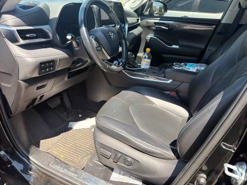 Used 2021 Toyota Highlander Platinum AWD/4WD image 2