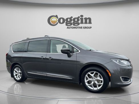 Used 2019 Chrysler Pacifica Touring-L Plus w/ Tire & Wheel Group image 8