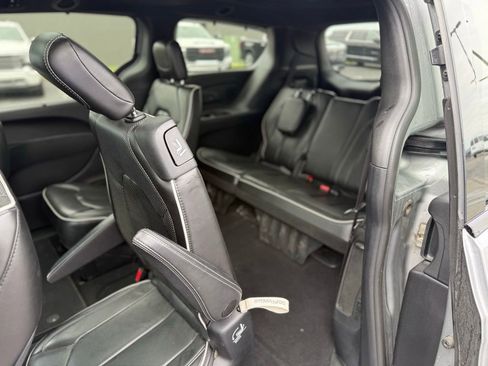 Used 2019 Chrysler Pacifica Limited w/ S Appearance Package FWD image 11