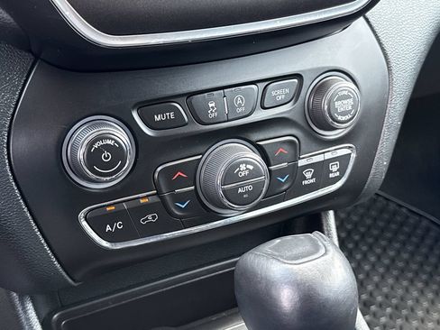 Used 2022 Jeep Cherokee Trailhawk w/ Sun, Sound & Nav Group AWD/4WD image 21