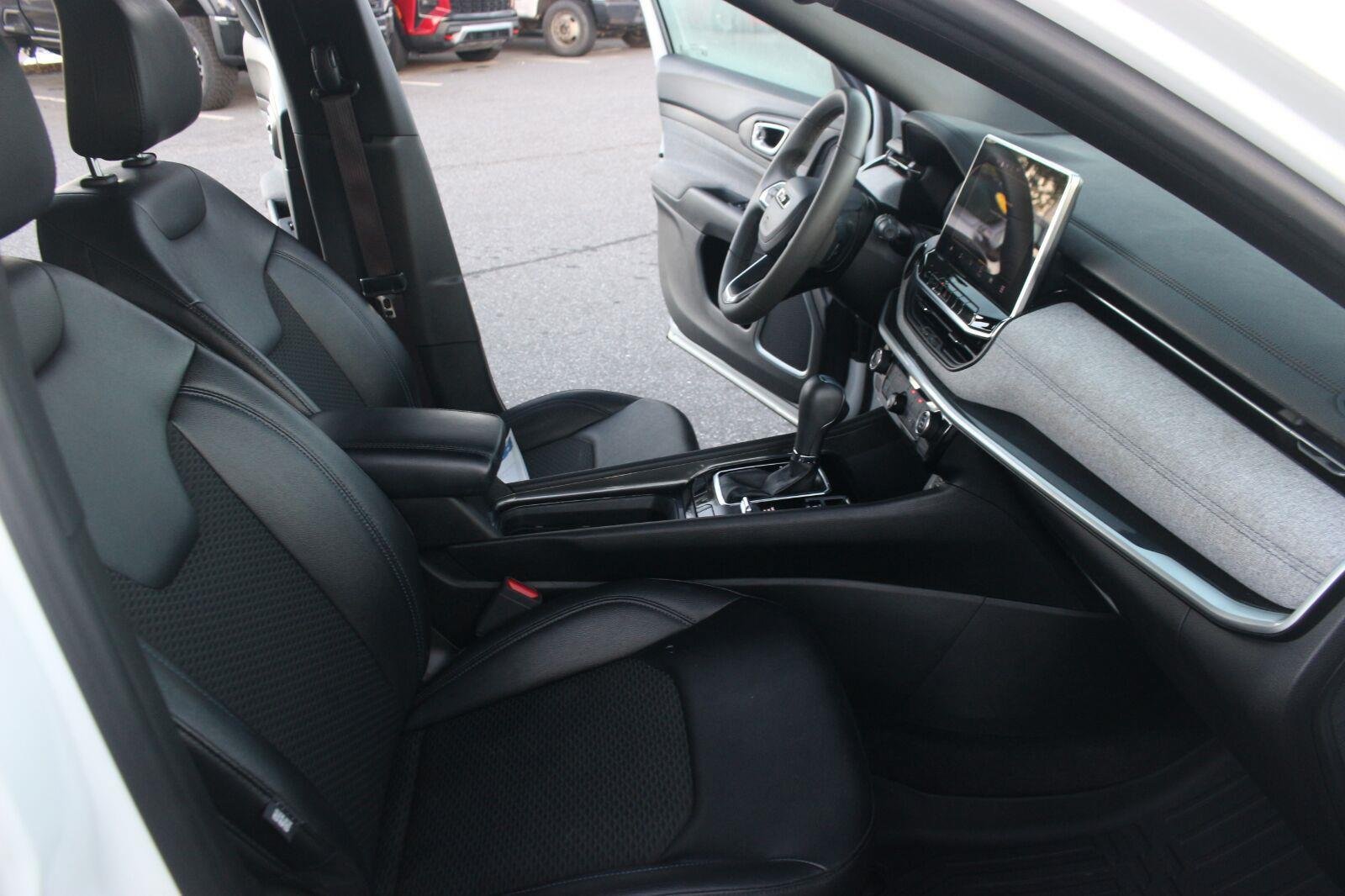 Used 2024 Jeep Compass Latitude AWD/4WD image 33