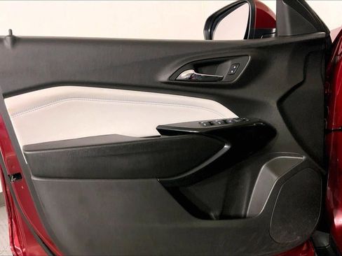 Used 2025 Chevrolet Trax LT w/ LT Convenience Package image 24