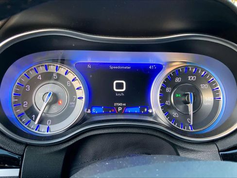 Used 2023 Chrysler 300 Touring w/ Sport Appearance Package image 25