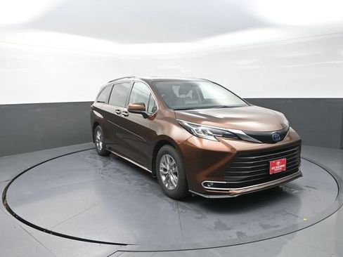 Certified 2022 Toyota Sienna XLE w/ XLE Plus Package AWD/4WD image 34