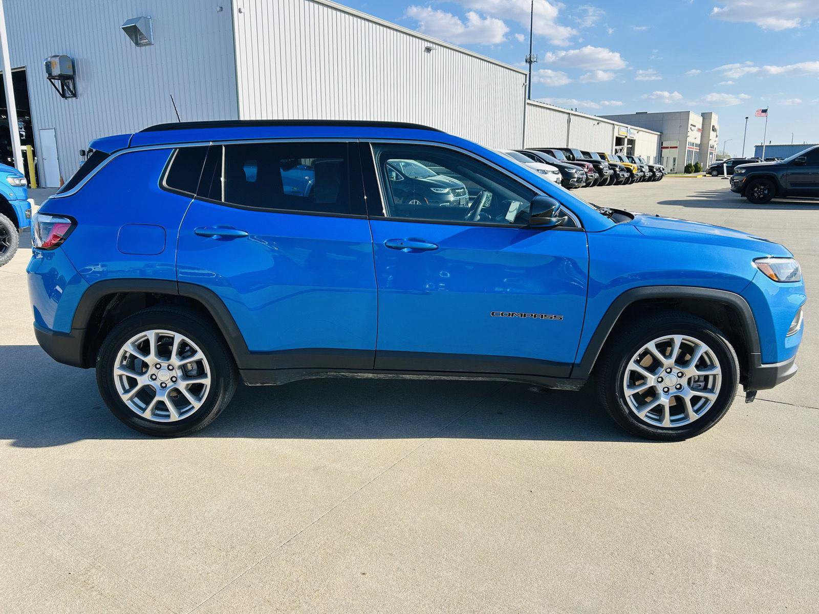 Used 2023 Jeep Compass Latitude AWD/4WD image 35