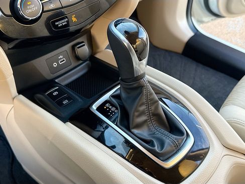 Used 2019 Nissan Rogue SV w/ Premium Package image 11